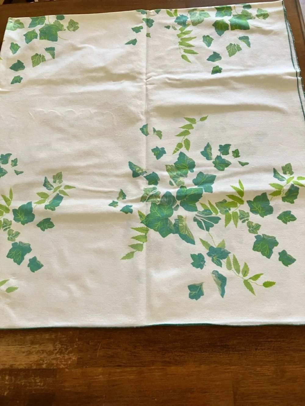White Vintage Ivy design Tablecloth with Four Napkins